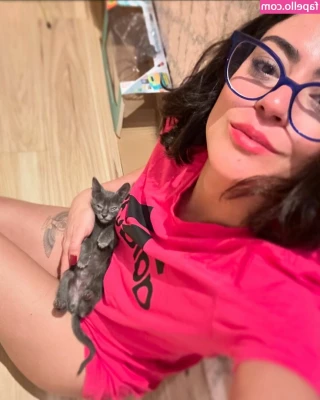 Carol Castro [ carol-castro ] - Hey everyone  Can you do me a favour and please  like  when you see