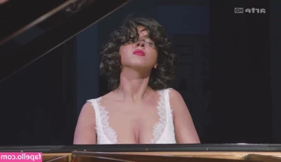Khatia Buniatishvili [ khatia-buniatishvili ] - Stream started at 04/24/2021 05:09 am  come hang 💕