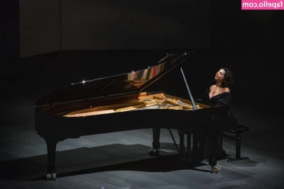 Khatia Buniatishvili [ khatia-buniatishvili ] - Shark suit