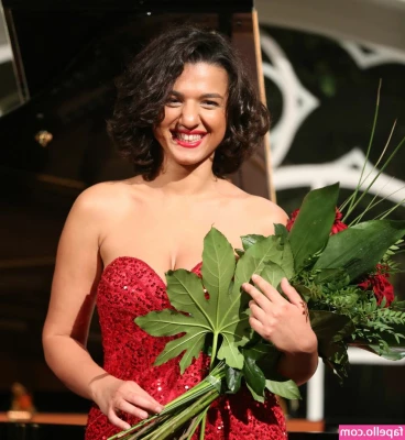 Khatia Buniatishvili [ khatia-buniatishvili ] - 1 minute 30 video of boots and socks removal after a long day at work