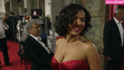 Khatia Buniatishvili [ khatia-buniatishvili ] - First x-Play is in Illinois spread   the cowboys game it s looking