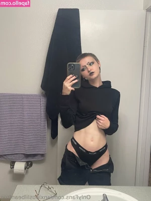 anxiouslilbeanfree - In the shower  StoryTime  Thick Thigh Chronicles   that s a lot but