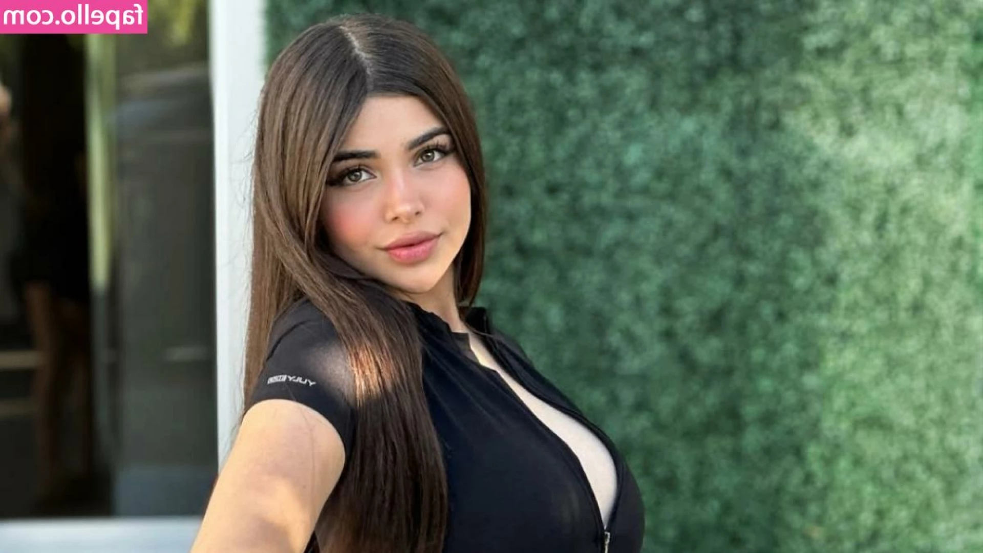 Alina_Rose [ alina-rose-8 ] - quiero besitos ahí
