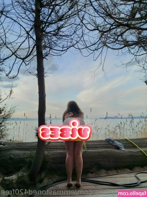 emmastoned420free - Ieri sera sono uscita e ho fatto la troietta nel bagno di un locale..