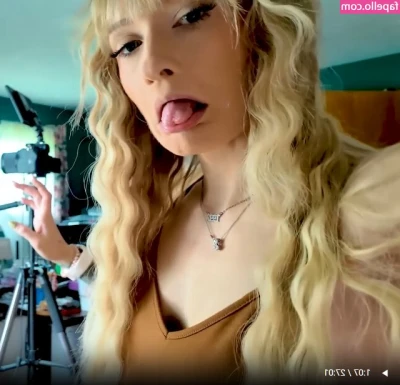 WheezyBlonde - You would look good behind me!