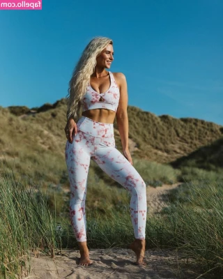 Lucie Rose Donlan [ lucie-rose-donlan ] - What’s everyone looking at?