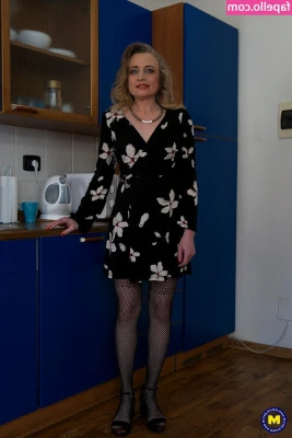 Andrea V [ andrea-v ] - Good morning! 😽.. I'm thinking ⏳ of going LIVE soon!! Can you