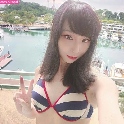 Kamiki - Playing with my bellybutton 😊