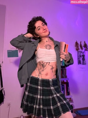 madison_olsen [ madison-olsen ] - My mirror is the luckiest inanimate object to exist getting to