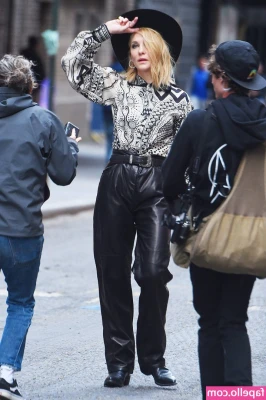 Cate Blanchett [ cate-blanchett ] - Ragazzi per pasqua volevo mettermi la codina plug e le orecchie da