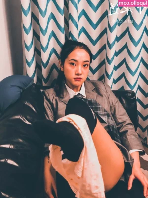 Qinweiyingjie - Can't you put the lotion on me instead? I could really use a little