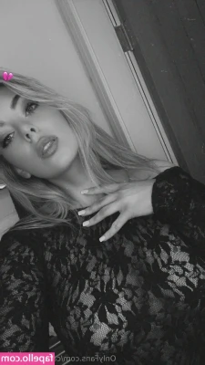Camilla Bamford [ camilla-bamford ] - Scroll across to see what big sexy tits @roxycoxmodel and I have to