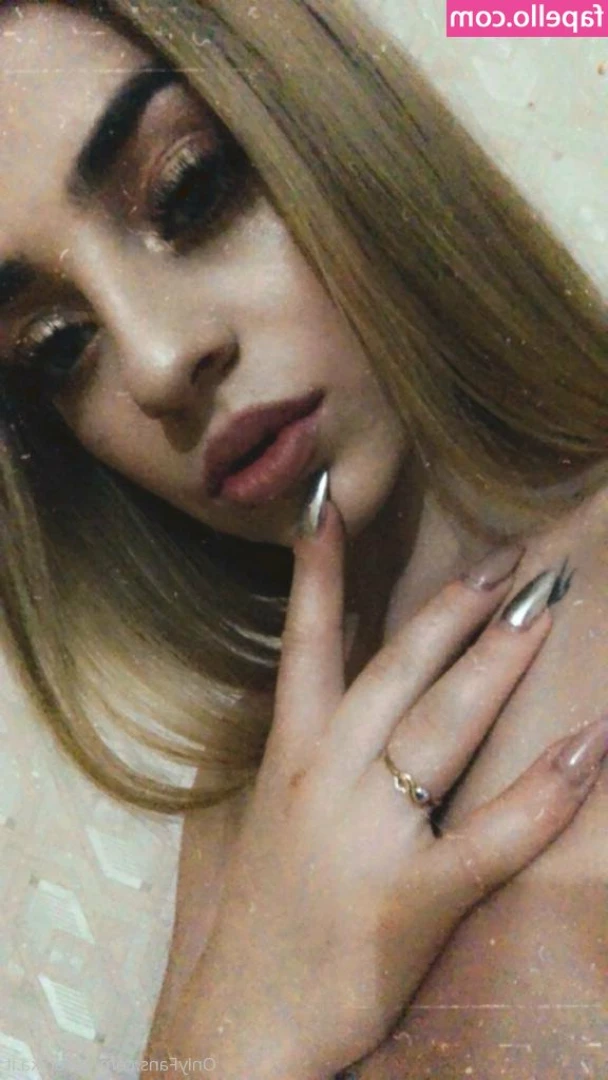 veronika.it [ veronika-it ] - Neighbors were trying to get a little sneaky peak 😜🤫 Wouldn't