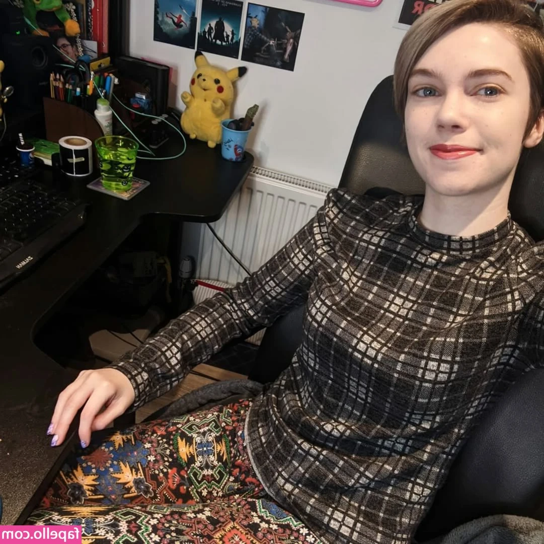 Emma Thorne [ emma-thorne ] - Come rub my pussy through my panties 😍