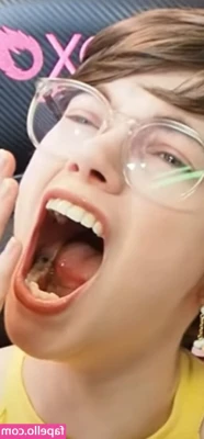Emma Thorne [ emma-thorne ] - Spend your life jerking off to censored porn.