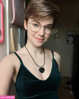 Emma Thorne [ emma-thorne ] - Currently live on many vids links on my twitter. Join me for some