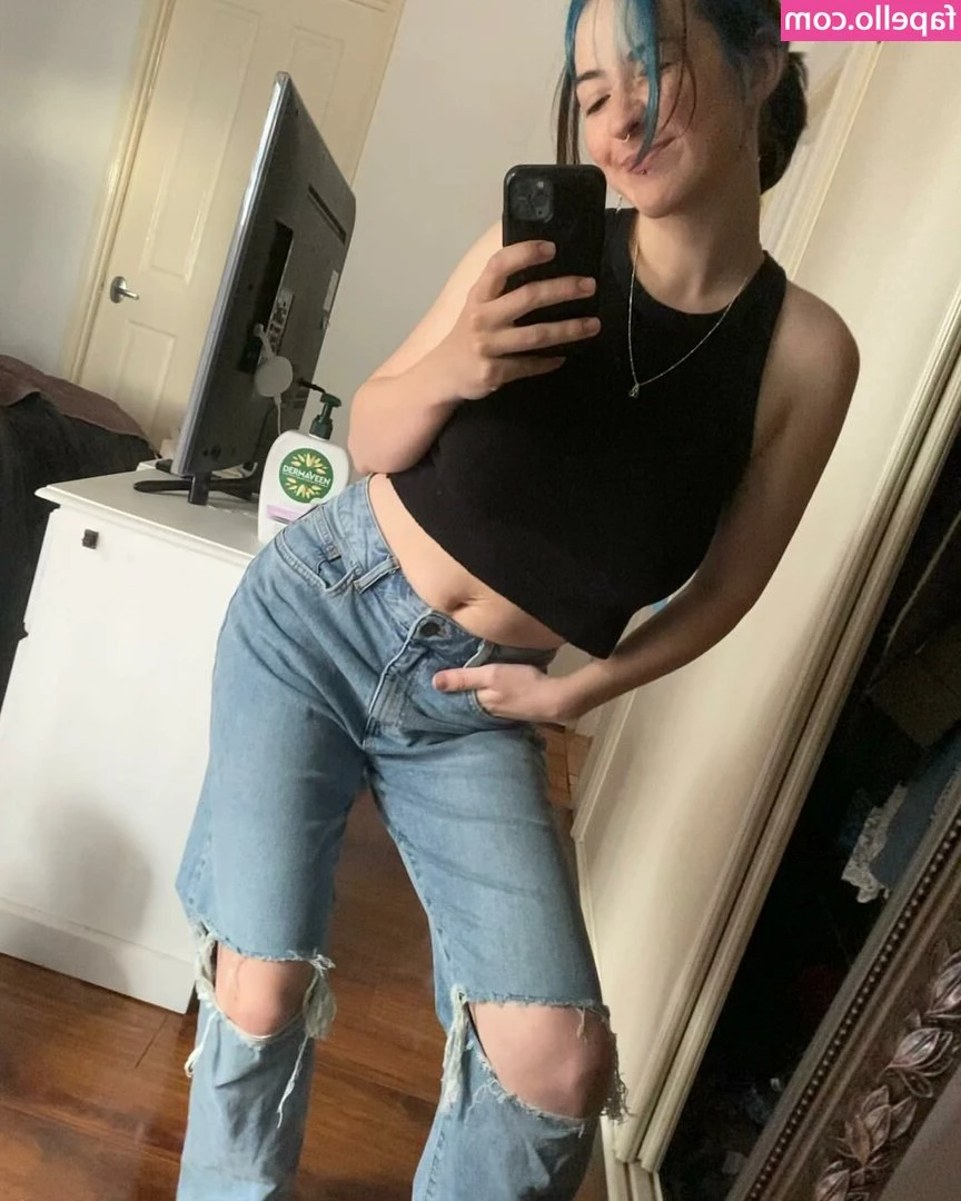 impatient_carnation [ impatient-carnation ] - Imagine taking my mom jeans off and finding what I'm packing