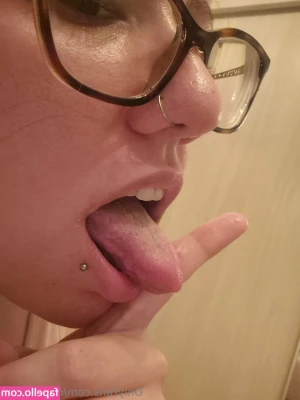 nikkadance - ‘OILED, HOT AND HORNY’ - giving my feet a massage. For the full