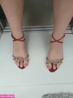 nikkadance - Would you like to be between my legs