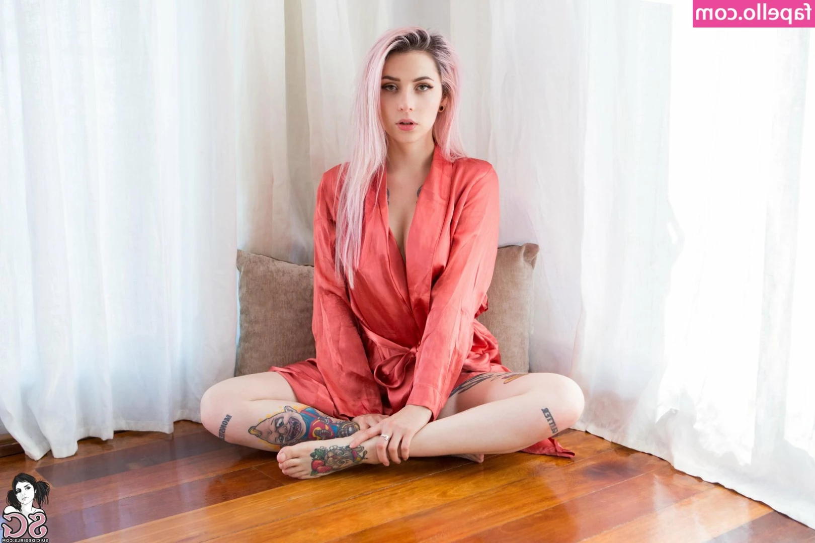 La Marlene [ la-marlene ] - My feet look so   divine   on this nylons