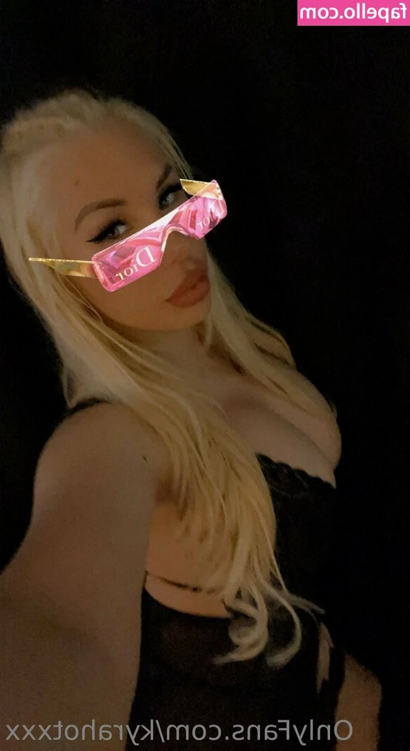 Kyra Hot [ kyra-hot ] - handessub this dog love please mistress