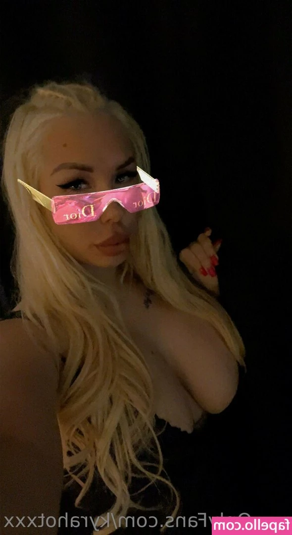 Kyra Hot [ kyra-hot ] - Who doesn t like Starbucks