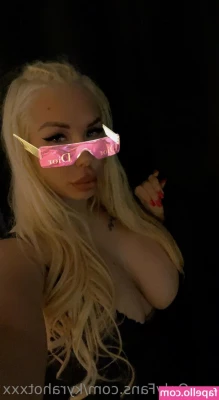 Kyra Hot [ kyra-hot ] - Who doesn t like Starbucks