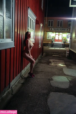 Samantha Bentley [ samantha-bentley ] - It's so smooth, can you see my hard nipples poking through?
