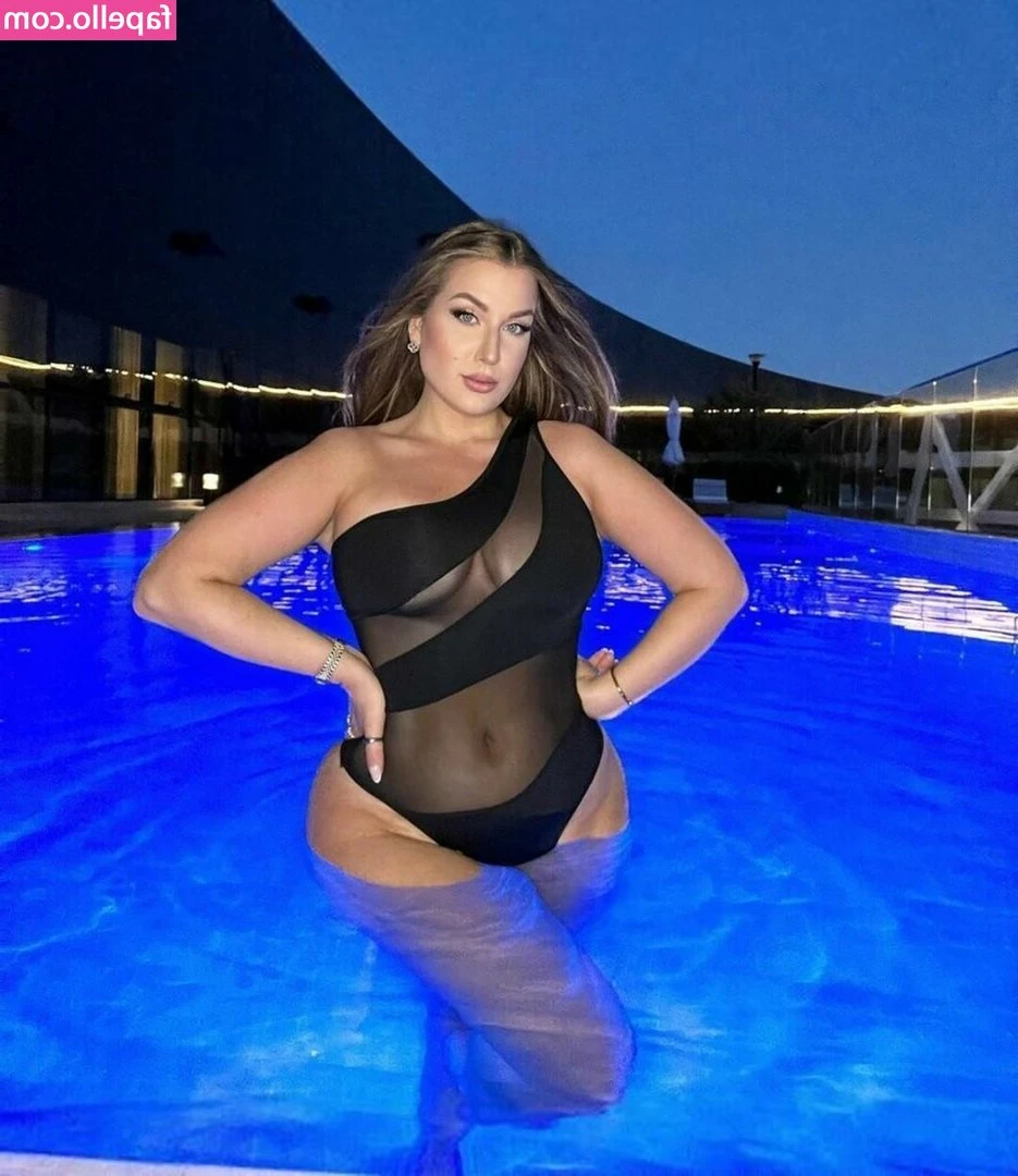 Ariella Eder [ ariella-eder ] - Titties out in the Target changing room 🤫