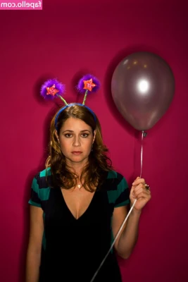 Jenna Fischer [ jenna-fischer ] - Some preparations to make my little feet soft and nice for you 💙 