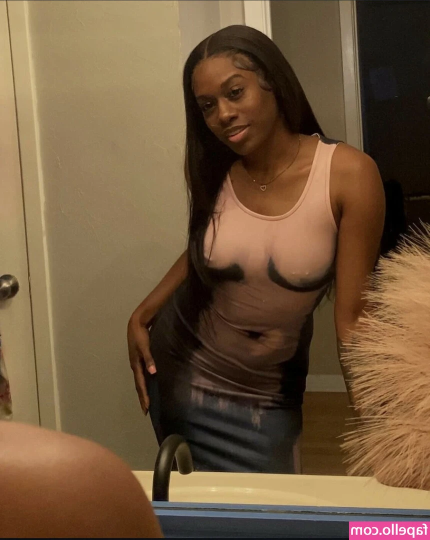 Amira Symon [ amira-symon ] - Chilling on the bed 🤭