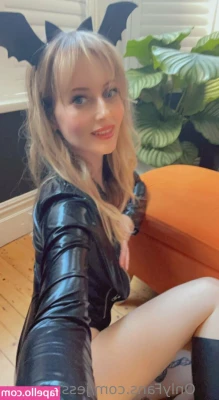 Jessicalousg - What turns you the most? My feet or my pussy? 😈 O que mais te
