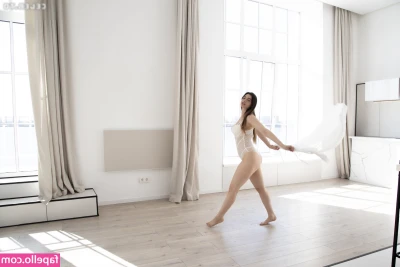 Elle Mira [ elle-mira ] - 穿著護士裝玩玩具特別有感覺🙈🙈🙈 好色⋯⋯