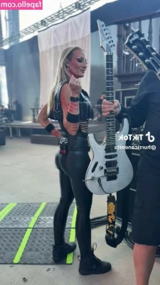 Nita Strauss [ nita-strauss ] - Magst du mein Daddy sein? 😏🥵