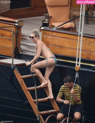 Sienna Miller [ sienna-miller ] - 🎶 I dunno what's wrong with me 🎶 This is actually wildly