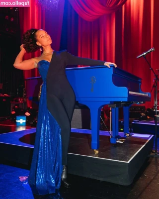 Alicia Keys [ alicia-keys ] - Look how my asshole just waits for attention hehe Have you seen this