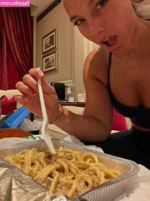 Alicia Keys [ alicia-keys ] - Just a few selfies and boob pics before I log back on cam 🤓