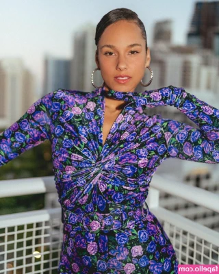 Alicia Keys [ alicia-keys ] - Will you film me taking this bikini off on my bed? 😏😏😏😏