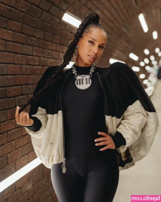 Alicia Keys [ alicia-keys ] - comparing my cock to a water bottle. full video.