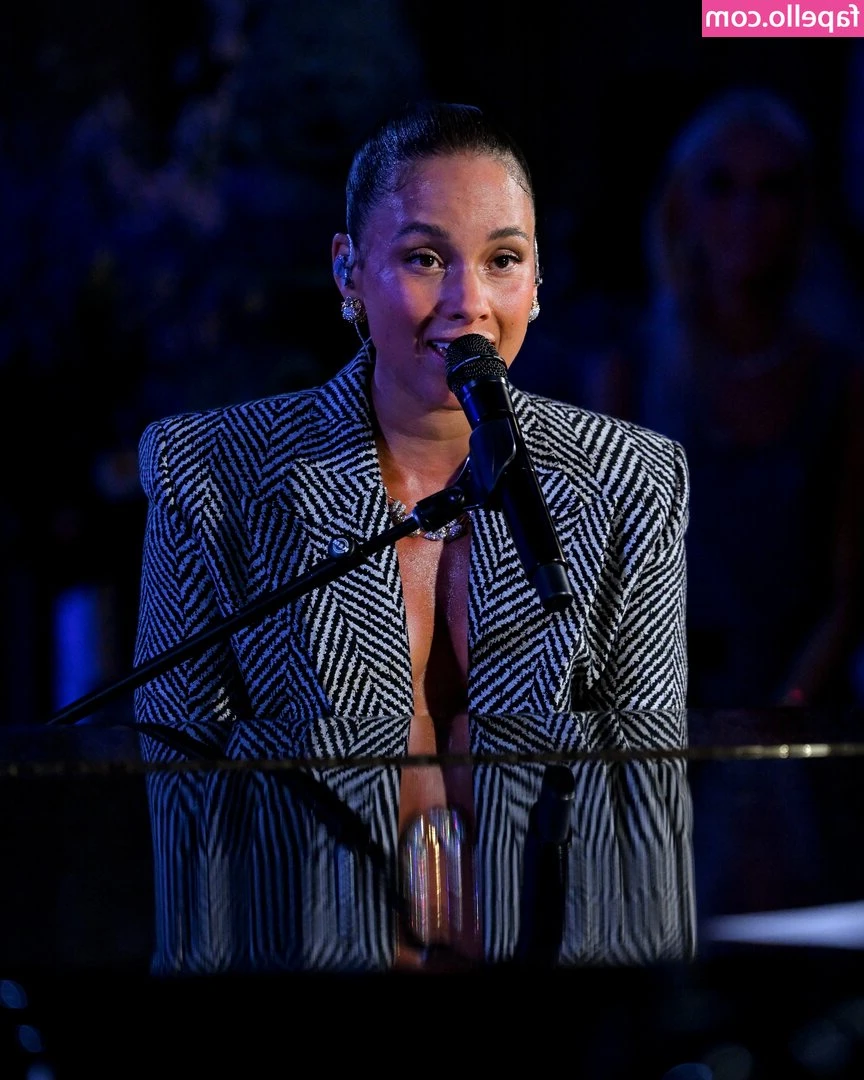Alicia Keys [ alicia-keys ] - Feeling a bit more human again 😍 (ps. Ignore the clean laundry I