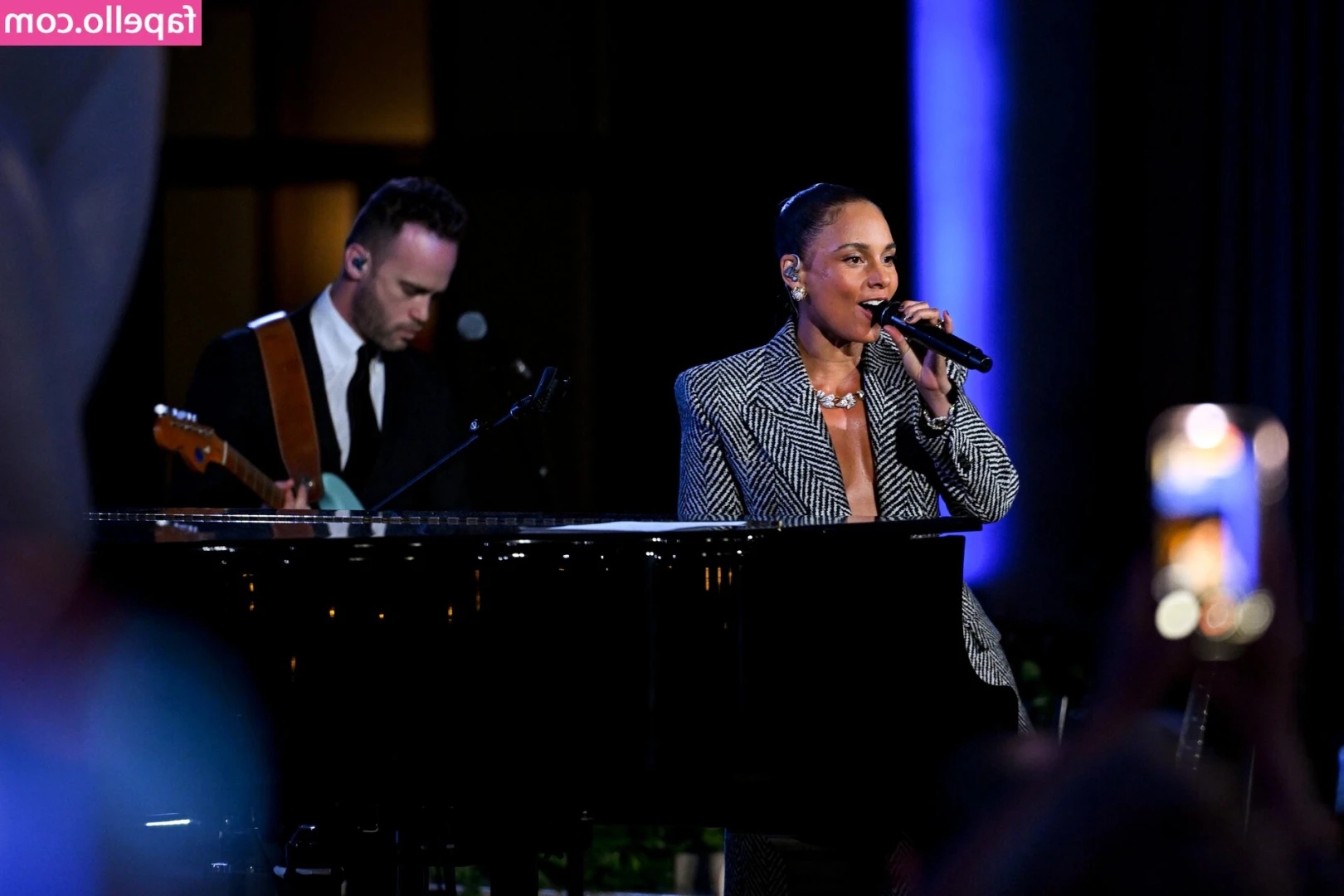 Alicia Keys [ alicia-keys ] - Inadvertent gym selfie cameltoe 😂😅