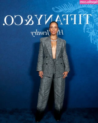 Alicia Keys [ alicia-keys ] - take it off or leave it on ?? 😜😜