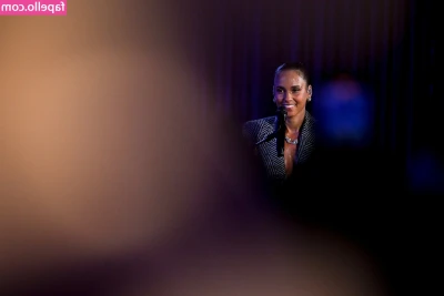 Alicia Keys [ alicia-keys ] - You know what day it is! FUCK ME Friday! Send a tip if you want to