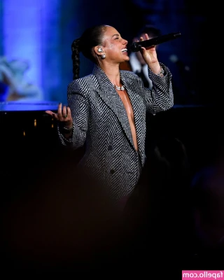 Alicia Keys [ alicia-keys ] - Your freckly fuckdoll 😇