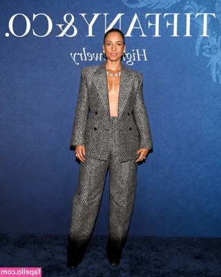 Alicia Keys [ alicia-keys ] - Is that you hiding in the bushes?