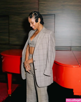 Alicia Keys [ alicia-keys ] - I can't talk right now, i'm doing hot girl shit.