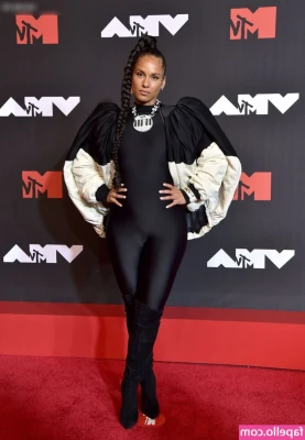Alicia Keys [ alicia-keys ] - Did everyone have a good dinner? I hope you’re ready for dessert.