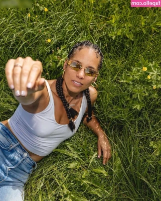 Alicia Keys [ alicia-keys ] - Stream started at 10/05/2020 03:35 pm  Dibujando en el patio