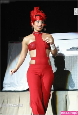 Alicia Keys [ alicia-keys ] - just dropping off some titty 🍒