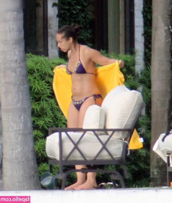 Alicia Keys [ alicia-keys ] - Some sparkly booty to brighten up your day!